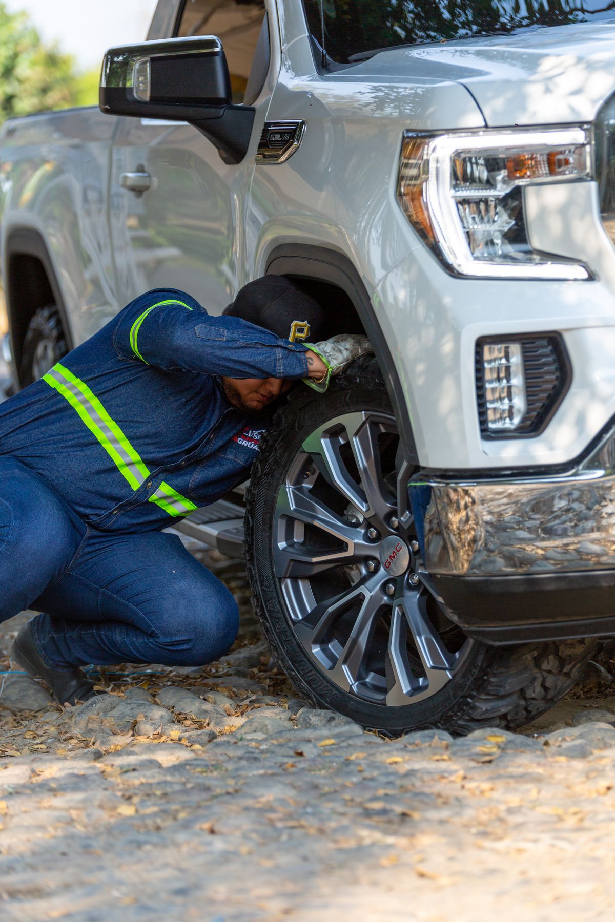Braxtone roadside assistance technician servicing a vehicle